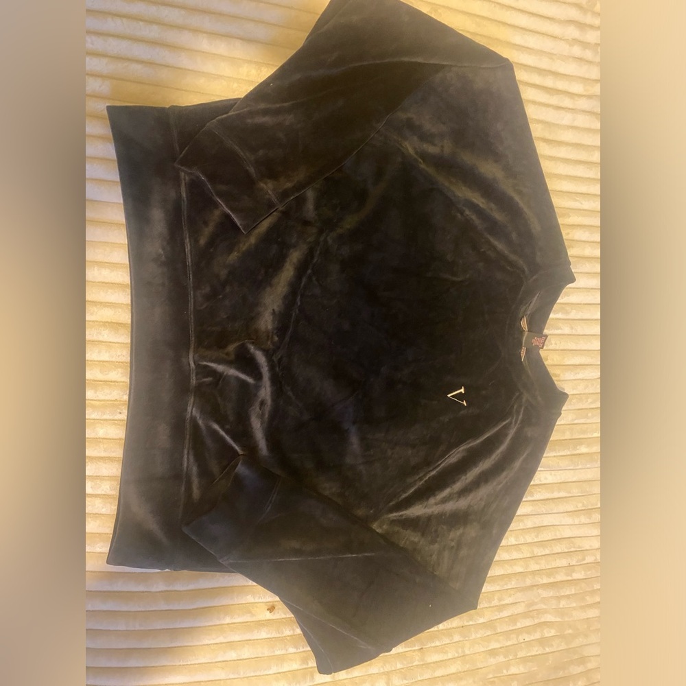 Victoria’s Secret black crewneck sweatshirt